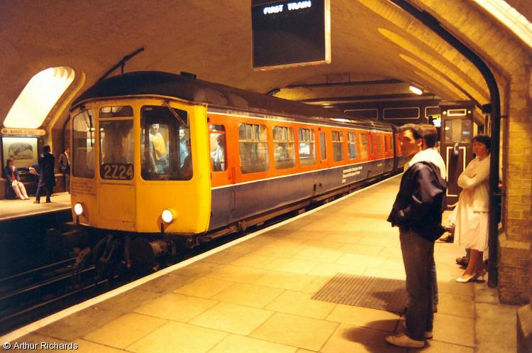 Photo of 975089 & 975090 at Baker Street, London Underground
