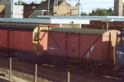 Photo of DE 320864 & 975545 at Colchester
